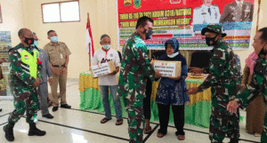 Wujud Peduli TNI Bersama Rakyat Dandim Natuna Serahkan Bingkisan Sembako
