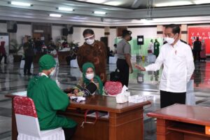 Presiden Jokowi Tinjau Vaksinasi Massal Bagi Pelayan Publik di Jateng