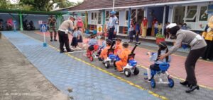 Hore.! Anak-Anak TK Dan Paud Ini Dapat Penyuluhan Tertib Berlalu Lintas Dari Polres Natuna