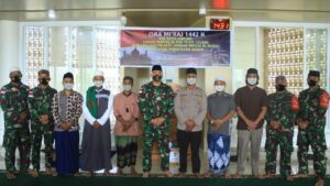 Peringati Isra Mi’raj 1442 H di Papua, TNI Bagikan Al-Qur’an dan Perlengkapan Sholat