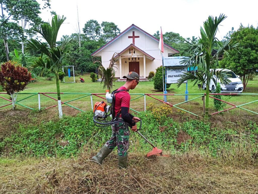Jelang Hari Raya Paskah, Prajurit TNI Bantu Membangun Gereja