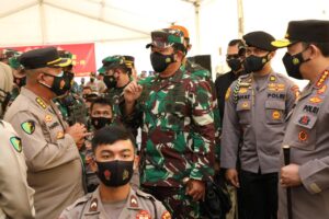 Panglima TNI Bersama Kapolri tinjau Vaksinasi Prajurit TNI dan Anggota Polda Kepri