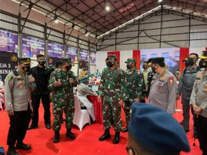 Panglima TNI Bersama Kapolri  Tinjau Vaksinasi 2.000 Prajurit TNI dan Anggota Polri di Palembang