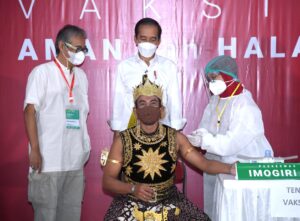 Presiden Jokowi saksikan Petruk dan Gatotkaca Ikuti Vaksinasi serta Taati Prokes