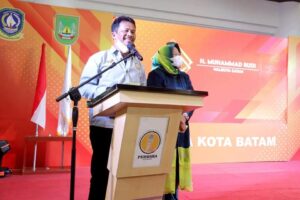 Wagub Kepri Bersama Suami Walikota Batam Hadir Pengukuhan PERWARA