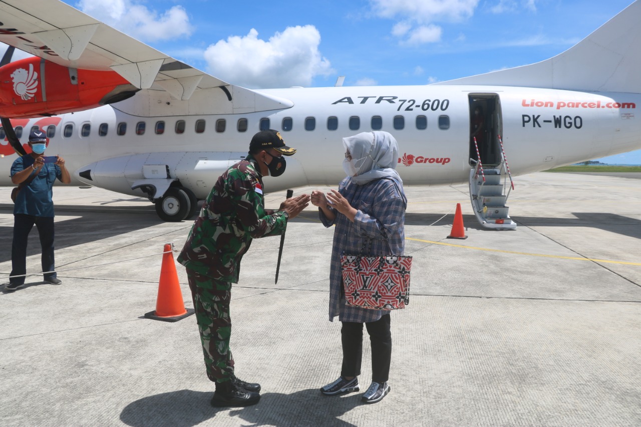 Hj. Marlin Agustina beserta rombongan di Bandara RSA, Ranai-Natuna, Kamis (29/4/2021).