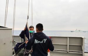 Dari Geladak Kapal Perang Turki Bendera Pray for KRI Nanggala Berkibar