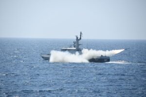Detik detik KRI Clurit-641 dan KRI Kujang-642 Buatan Batam Berhasil Tembakan Rudal C-705