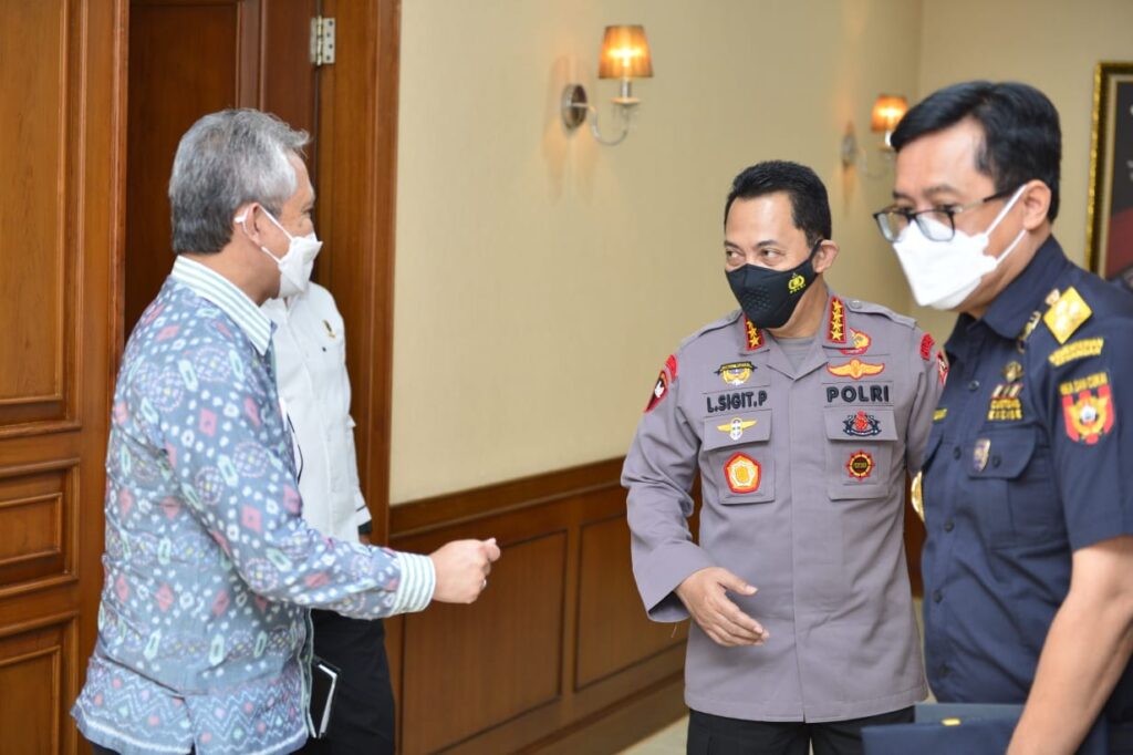Direktur Jenderal Bea Cukai Askolani bersilaturahmi dengan Kapolri Jenderal Polisi Listyo Sigit Prabowo di Mabes Polri, Jakarta, Senin, 19 April 2021