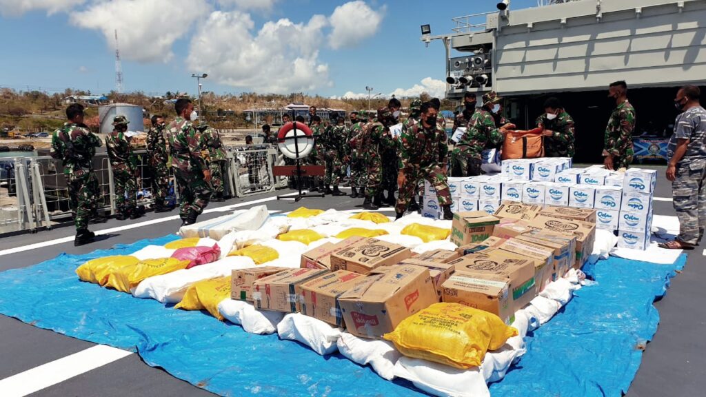 KRI Ahmad Yani 351 Bawa 12 TON Bantuan Kemanusiaan Untuk NTT