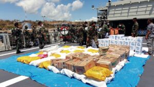 KRI Ahmad Yani 351 Bawa 12 TON Bantuan Kemanusiaan Untuk NTT