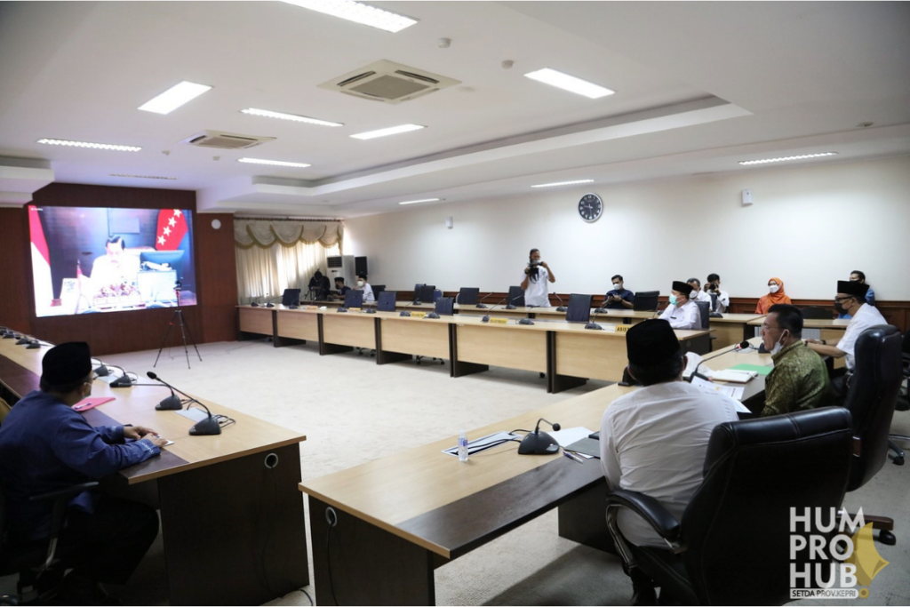 Gubernur Ansar saat Video Conference Rapat Koordinasi Terkait Pemulangan Pekerja Migran Indonesia (PMI) yang dipimpin Menteri Koordinator Bidang Kemaritiman dan Investasi Di Ruang Rapat