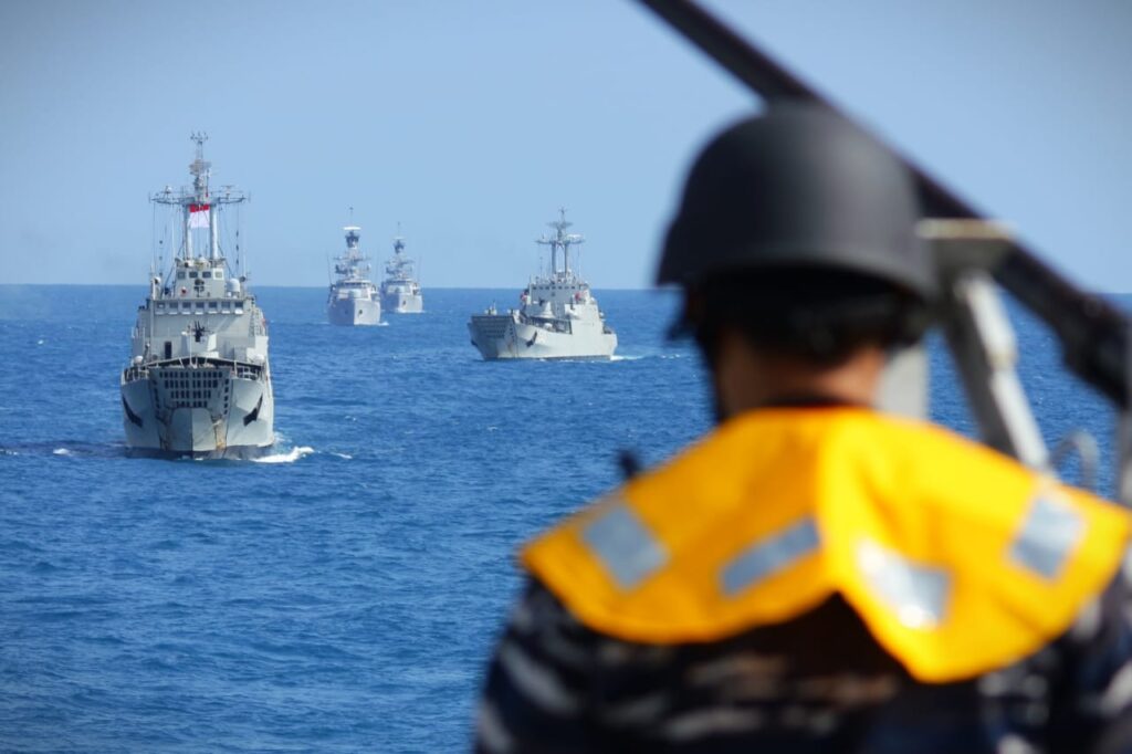 operasi pull back sebagai rangkaian proses pengakhiran latihan Operasi Amfibi Koarmada I Tahun 2021 di Laut Natuna Kepulauan Riau, Minggu (11/4/2021)