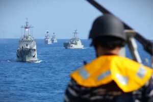 Lindungi Ancaman Pesawat Udara, KRI Bentuk Formasi Tabir Di Perbatasan Laut Natuna Utara