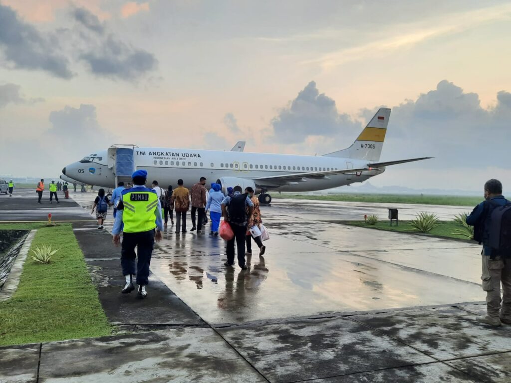 Panglima TNI Marsekal TNI Hadi Tjahjanto mengerahkan tiga unit pesawat TNI AU Boeing 737 untuk membawa 184 orang keluarga ABK KRI Nanggala-402 menuju Banyuwangi