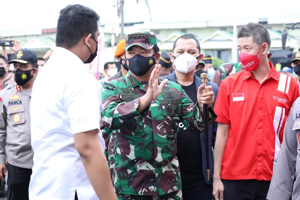 Panglima TNI Marsekal TNI Hadi Tjahjanto, didampingi Kapolri Jenderal Pol. Listyo Sigit Prabowo, Gubernur Sumatera Utara Edy Rahmayadi dan Wali Kota Medan Muhammad Bobby Afif Nasution
