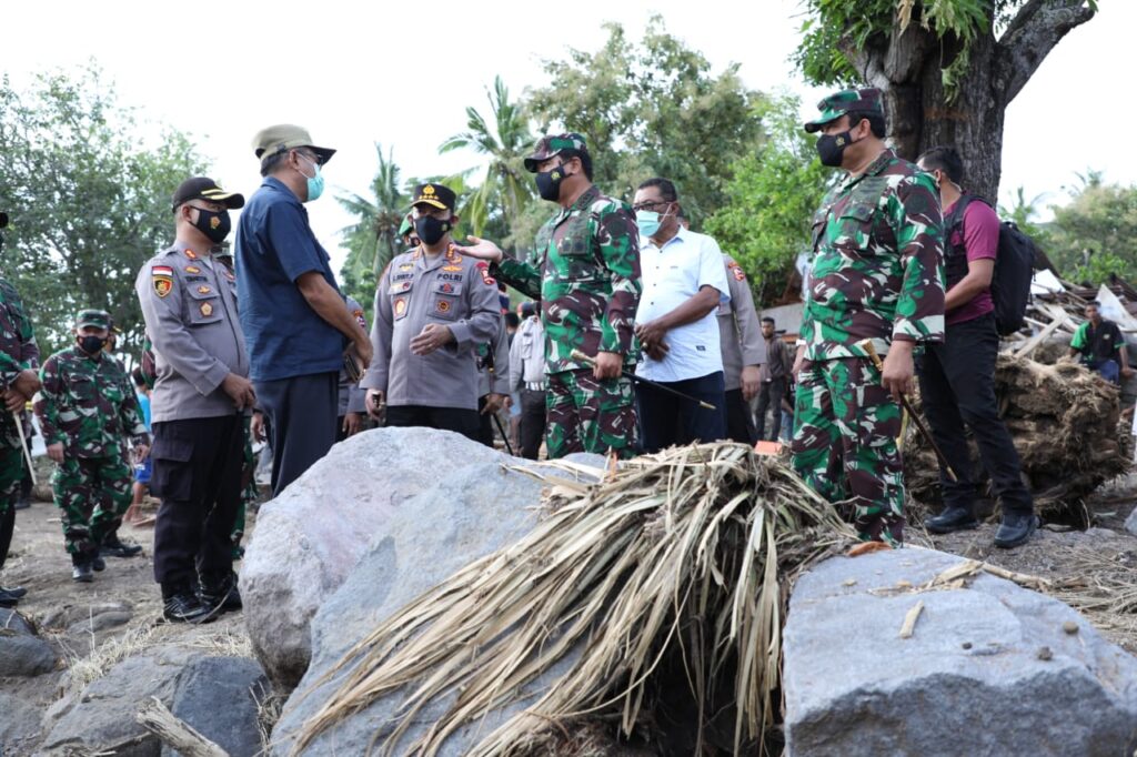 Pastikan Distribusi Bantuan Sampai, Panglima TNI dan Kapolri Tinjau Ke NTT