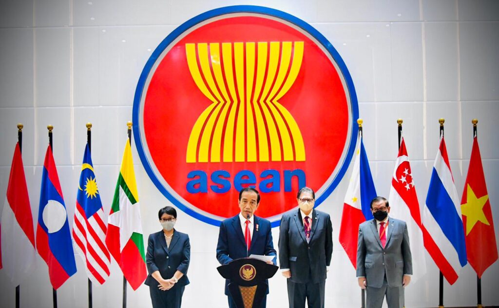 Presiden Joko Widodo menyampaikan sejumlah pandangan kepada para pemimpin hingga perwakilan negara-negara ASEAN pada saat menghadiri ASEAN Leaders' Meeting (ALM) di