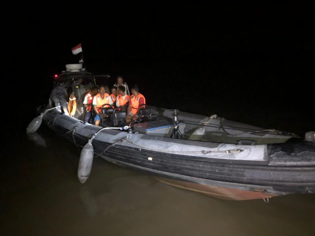 Sigap Kerahkan Kapal Patroli TNI AL Evakuasi Korban Kapal Terbakar di Perairan Asahan