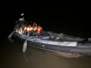 Sigap Kerahkan Kapal Patroli TNI AL Evakuasi Korban Kapal Terbakar di Perairan Asahan