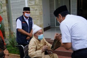 Sowan ke Kiai Zubair Muntashor, Menko Luhut Bersama Gubernur Jatim