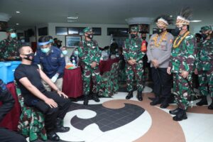 Turun Ke Manokwari Panglima TNI Tinjau Serbuan Vaksin