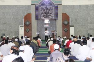 Walikota Rudi Salat Tarawih di Masjid Agung Batam 1442 H