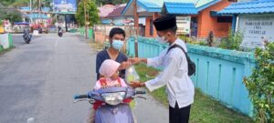 Osis MA dan MTs Fatahillah Tarempa Berbagi Takjil