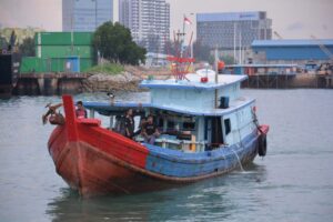 Bakamla RI Jemput 8 Nelayan Indonesia Di Perbatasan Laut Malaysia