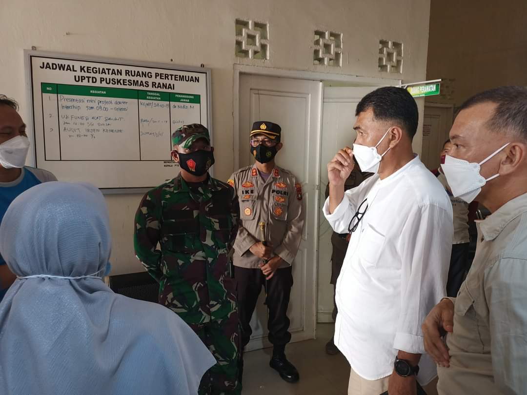 Bupati Natuna Wan Siswandi - Wakil Bupati Natuna Rodhial Huda bersama Tim Gugus Tugas Natuna
