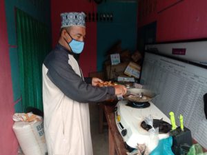 Camat Midai Natuna Turun Tangan Siapkan Masakan Bagi Warga Terpapar Covid 19