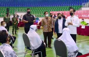 Tinjau Vaksinasi Massal di Provinsi Riau, Jokowi: Covid 19 ditekan serendah rendahnya