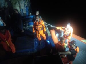 Terombang Ambing Di Laut Natuna Utara Tim SAR Selamatkan Jiwa Ibu Hamil dan Anak