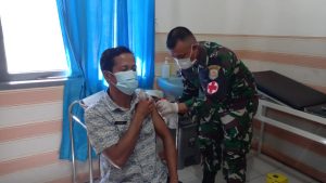 Lanal Ranai Bantu Vaksinasi Masyarakat Natuna