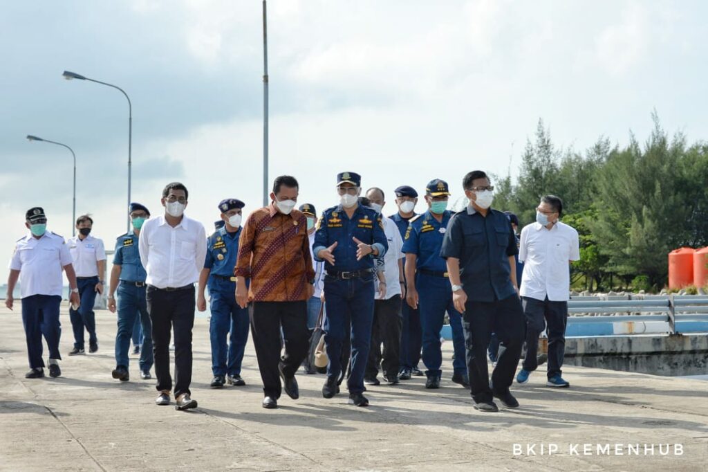Gubernur Ansar saat mendampingi Menteri Budi mengunjungi lokasi Ship to Ship (STS) di Pulau Nipah