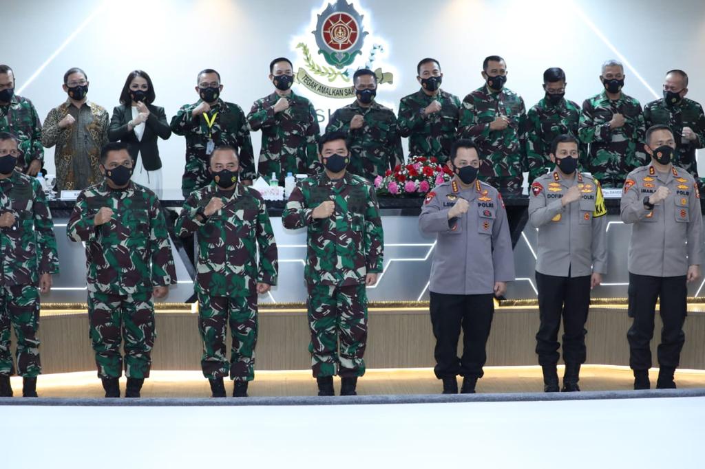 Panglima TNI Marsekal TNI Hadi Tjahjanto, bersama Kapolri Jenderal Polisi Listyo Sigit Prabowo, meninjau fasilitas pendidikan di Sekolah Staf dan Komando