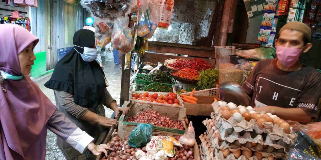 Harga beberapa barang kebutuhan pokok seperti daging sapi dan ayam di pasar tradisional Kota Ranai