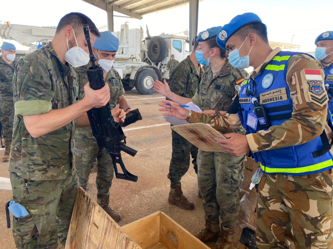 Prajurit TNI yang tergabung Satgas SEMPU XXV-M/UNIFIL melakukan luggage check