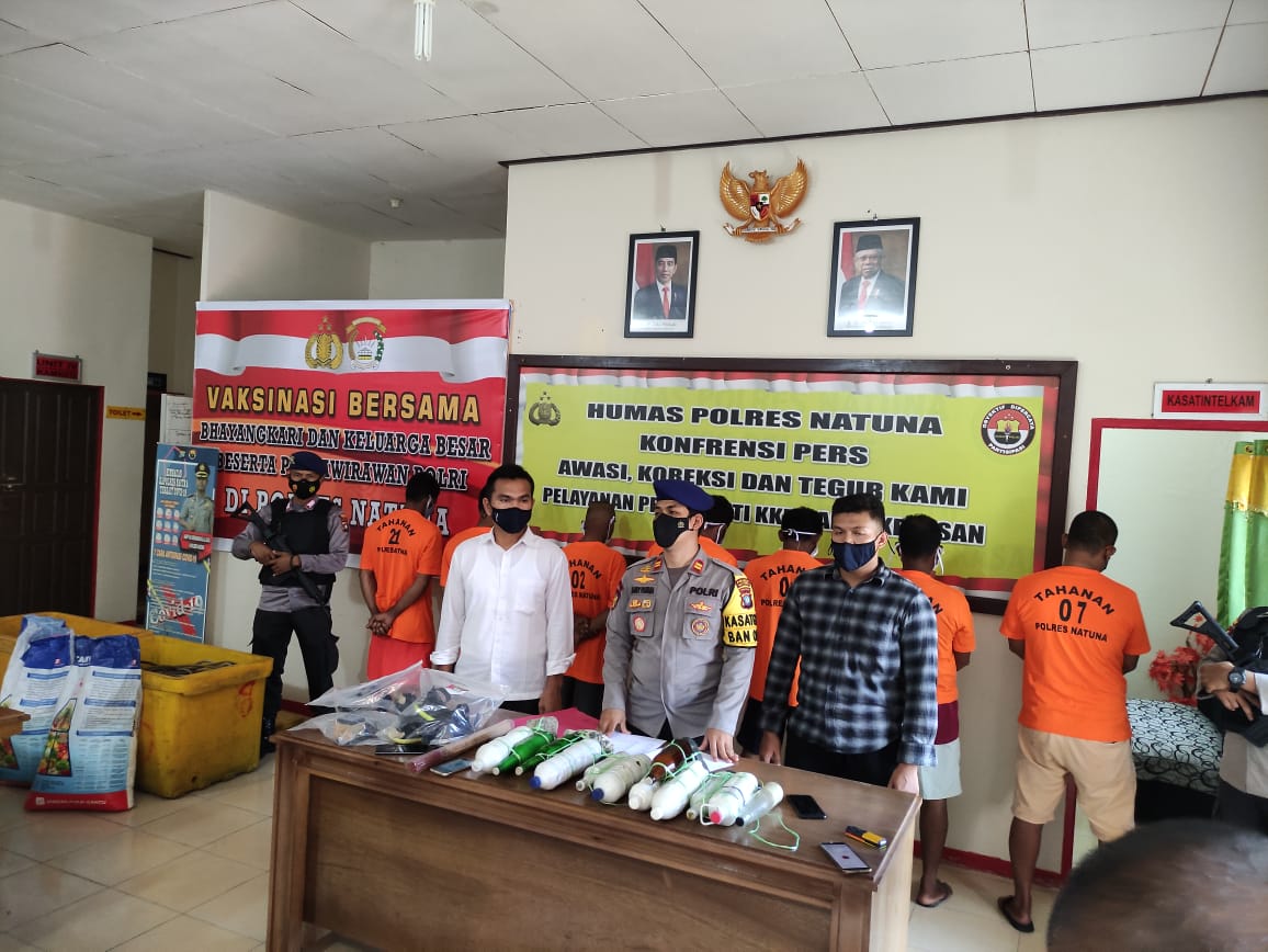 Konferensi Pers terkait kasus tindak pidana perikanan dan kepemilikan bahan peledak diruang Satintelkam Polres Natuna, Senin (31/05/2021)