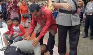 Mengharukan Anak Pemecah Batu Cium Kaki Ayah di Depan Komandan Polisi