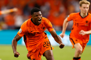 Frank de Boer Gembira Denzel Dumfries Semakin Bersinar Incaran Klub Dunia