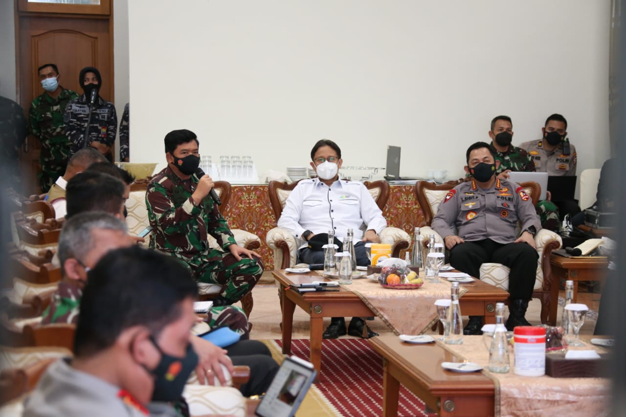 Panglima TNI Marsekal TNI Hadi Tjahjanto bersama Kapolri Jenderal Pol Listio Sigit Prabowo, Menteri Kesehatan Budi Gunadi Sadikin, kepala BNPB Letjen TNI Ganip Warsito kembali menggelar rapat perkembangan Covid-19 di Jawa Timur