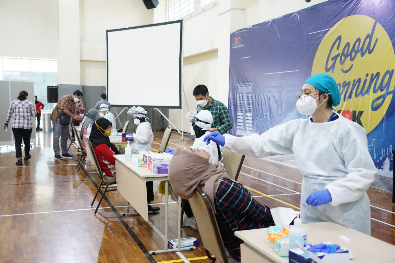 Sebagai langkah mitigasi penyebaran Covid-19 secara kontinyu, hari ini Pegawai Komisi Pemberantasan Korupsi (KPK) memulai menggelar swab antigen di lingkungan KPK