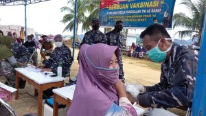 Pangkalan TNI AL Ranai Terjunkan Vaksinator Ke Warga Sabang Mawang