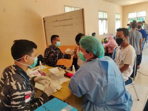 Sukseskan HUT Bhayangkara Ke 75, TNI dan Polri Kerahkan Vaksinator Covid 19 Natuna