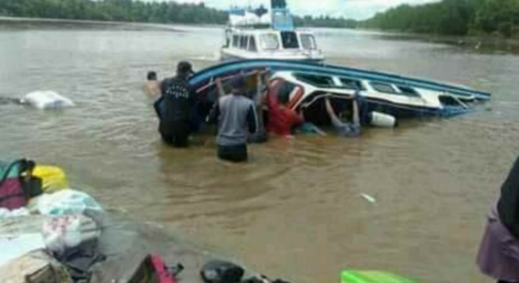Sebuah speedboat asal Tarakan bernama SB Ryan yang mengangkut 30 orang terbalik di perairan Sembakung, Kabupaten Nunukan, Kalimantan Utara