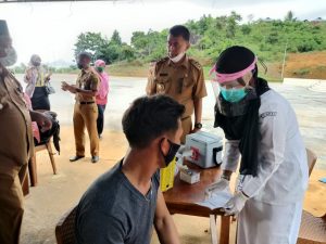 Kapolres Natuna Bersama Bupati Menyaksikan Vaksinasi, Pulau Tiga Capai 70 Persen