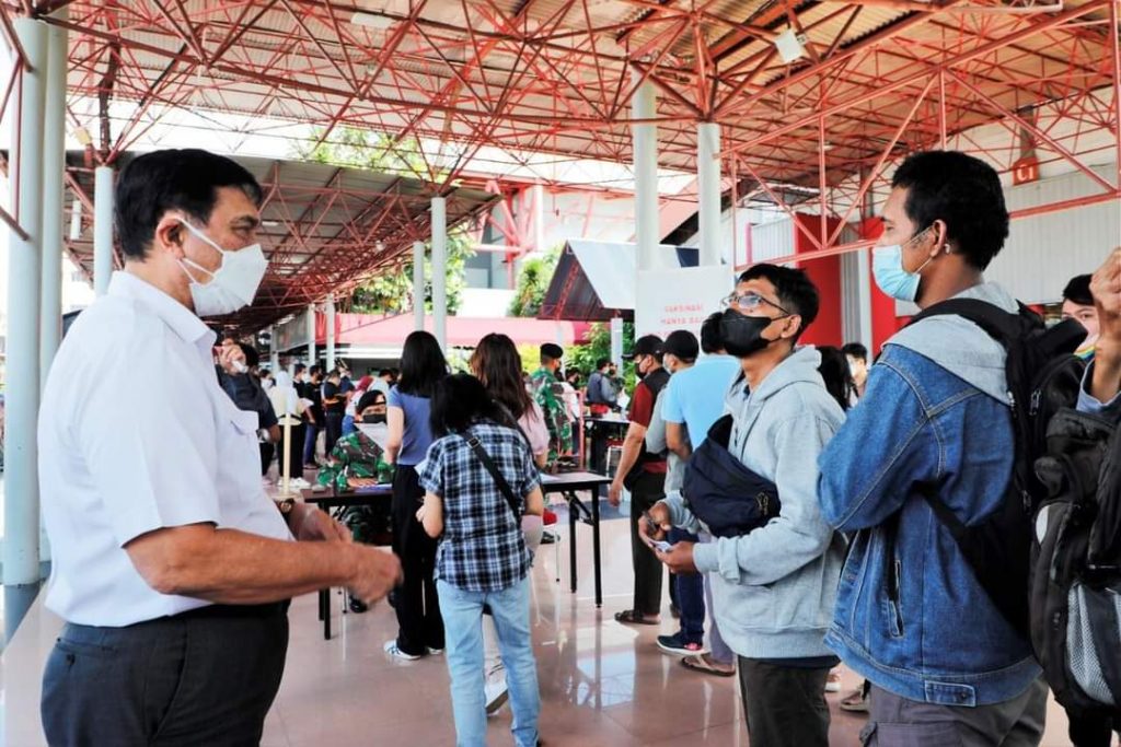 Menteri Koordinator (Menko) Kemaritiman dan Investasi Luhut Binsar Panjaitan mengatakan jika mobilitas warga selama PPKM Darurat dapat menurun hingga 50 persen pekan ini, maka kurva penularan COVID-19