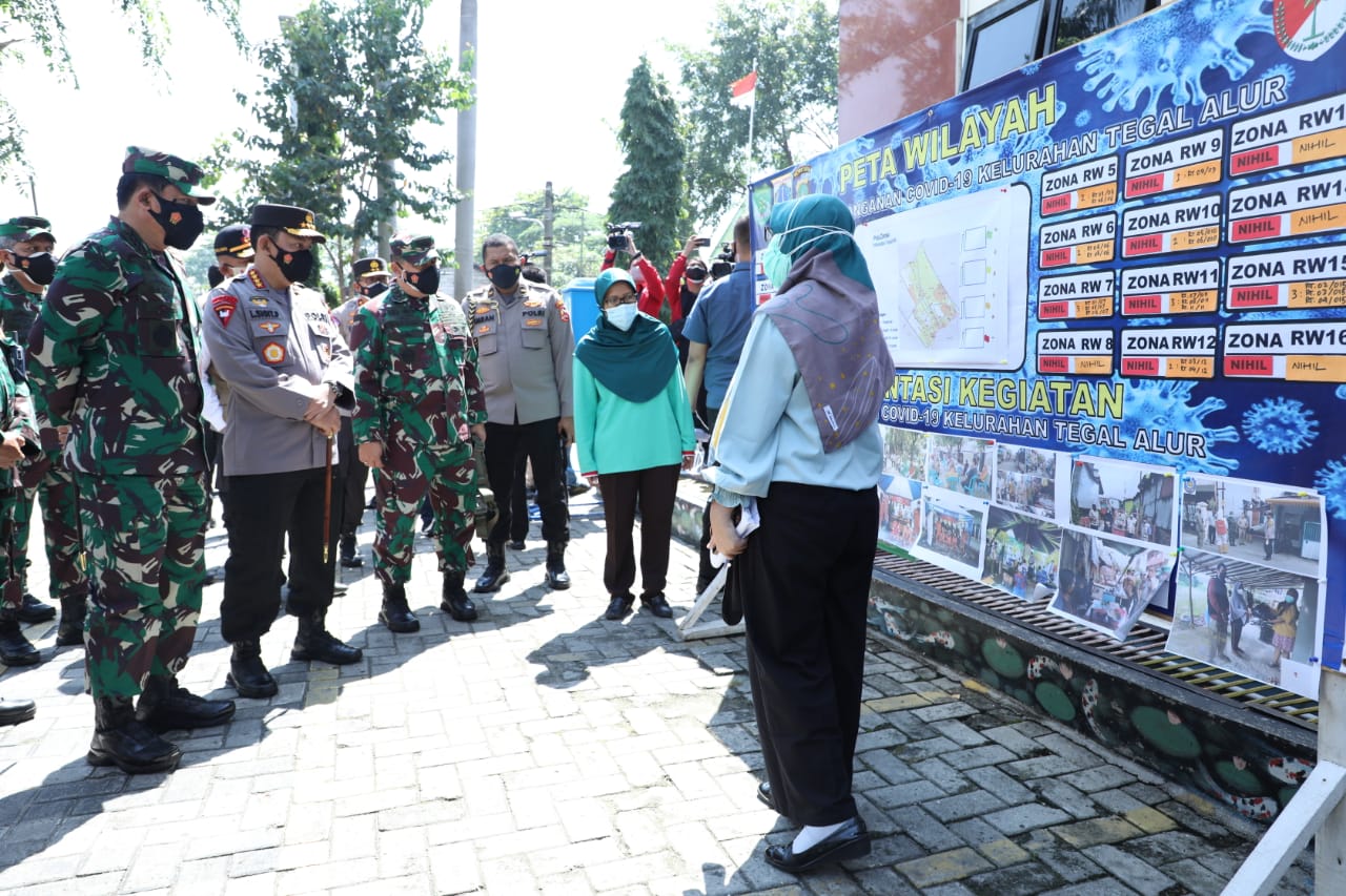 Panglima TNI di hadapan para Tenaga Kesehatan (Nakes) TNI saat meninjau Posko Pengendalian Covid-19 bersama Kapolri Jenderal Pol Drs Listyo Sigit Prabowo