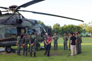 TNI Evakuasi Dua Jenazah Diduga Teroris Poso Dengan Heli Caracal